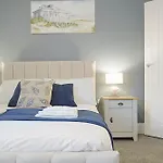 Seaside Haven On Newcomen Grove, Retreat Apartment