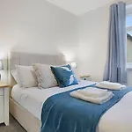 Apartment Seaside Haven On Newcomen Grove, Retreat