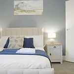Seaside Haven On Newcomen Grove, Retreat Apartment *