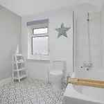 Seaside Haven On Newcomen Grove, Retreat דירה