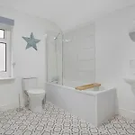 Seaside Haven On Newcomen Grove, Retreat רדקאר